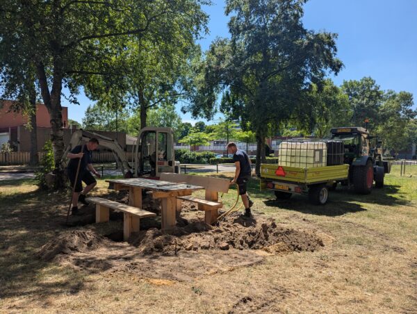 Met inwoners in gesprek bij de buurtcontainer in Coevering